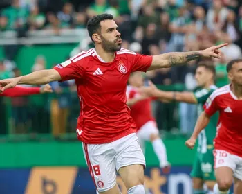 Internacional vence Chapecoense e ganha fôlego contra o Z-4 do Brasileirão