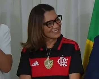 Janja usa medalha de Nossa Senhora em meio à polêmica com padroeira