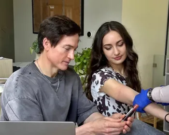 Juntos há 4 anos, biohacker revela que nunca dormiu com a namorada