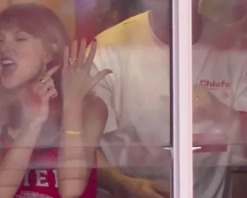 Kelce faz touchdown e Taylor Swift aponta para aliança: "Este é meu marido"