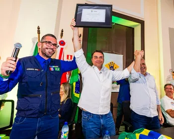 Leonardo Dias entrega título a Flávio e diz: “Veremos Bolsonaro subindo a rampa com você”