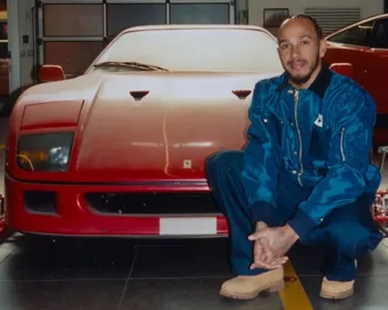 Lewis Hamilton restaura carro clássico da Ferrari: "Sonho realizado"