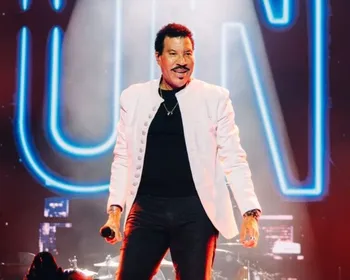 Lionel Richie é internado na UTI após passar mal durante show nos Estados Unidos