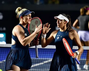Luisa Stefani e Dabrowski vencem SP Open após chuva paralisar final