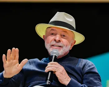 Lula diz que falará para Trump fazer Pix "para ver o quanto é bom"