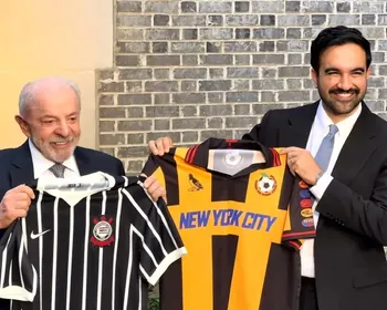 Lula presenteia Mamdani, prefeito de Nova York, com camiseta do Corinthians