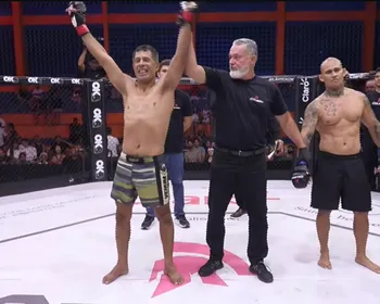 Marcelo Alves retorna ao octógono e vence José Alves na penúltima luta do Coliseu