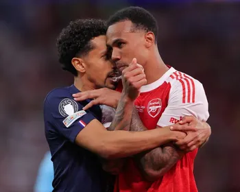 Marquinhos recebe prêmio por abraço em Magalhães na final da Champions