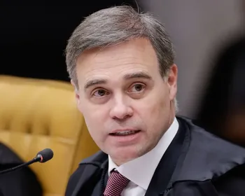 Mendonça apresenta notas de R$ 26,4 mil para rebater suspeita sobre terno