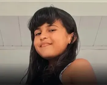 Menina é encontrada morta com coleira no pescoço e mãe vai presa
