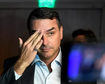 Mensagens indicam que Flávio participou de festas com garotas de programa