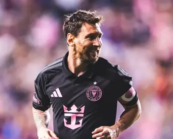 Messi anota um gol pela primeira vez desde a morte do pai e faz homenagem