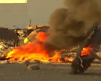 Moradores de Ceuta destroem acampamento improvisado de migrantes