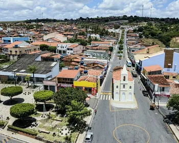Homem quebra janela, invade casa e arranca filha dos braços da mãe em Feira Grande