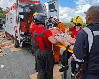 Motorista é resgatado das ferragens após carreta tombar na BR-101