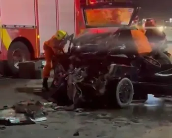 Motorista fica preso às ferragens após grave acidente entre carro e carreta na Forene, em Maceió