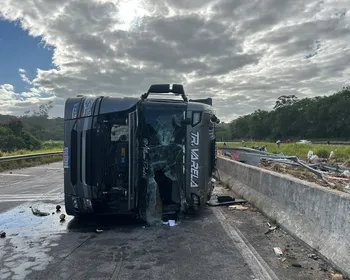 Motorista morre após caminhão carregado de coco tombar na BR-101, no Pilar