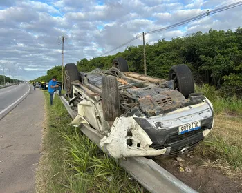 Motorista perde controle e capota SW4 com quatro pessoas na AL-101 Sul