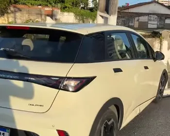 Motorista por aplicativo perde controle e bate em poste no Farol