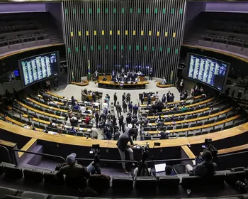 Na Câmara, deputados cumprem escala ‘6 por 44’