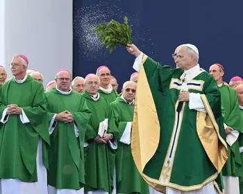 Papa reforça que 'Igreja precisa reconhecer seus erros' em 3º dia na França