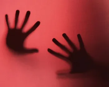 Pelado, homem invade casa de vizinho e o espanca até a morte
