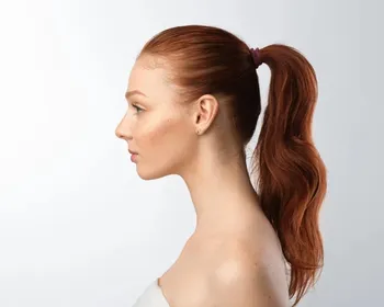 Penteados estilo “clean girl” podem causar queda de cabelo; entenda riscos