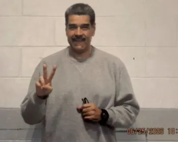 Perfil oficial divulga fotos de Maduro com uniforme em prisão nos EUA