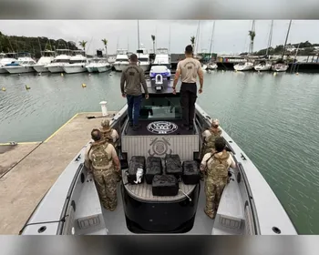PF acha bolsas recheadas de cocaína em casco de embarcação