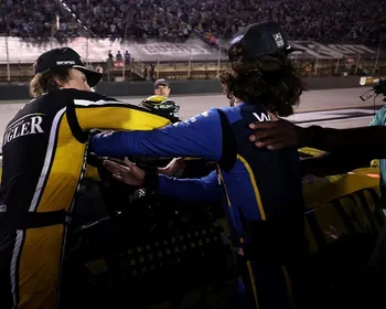 Pilotos trocam socos em confusão após acidente na Nascar Series Cup