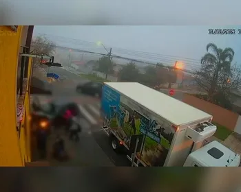 Por ciúmes, mulher joga carro em calçada para matar adolescentes