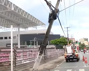 Poste fica inclinado após carro bater na estrutura na Avenida Gustavo Paiva