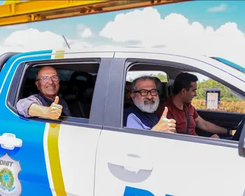 Prefeito Ronaldo Lopes e ministro George Santoro sobem de carro na ponte Penedo-Neópolis pela primeira vez