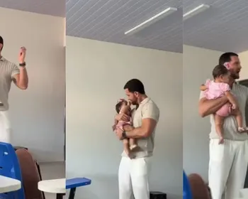 Professor viraliza ao dar aula com bebê no colo no Piauí