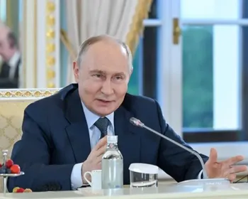 Putin ordena trégua em Kiev enquanto EUA apresenta acordo de paz