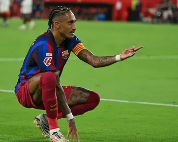 Raphinha anota segundo hat-trick consecutivo, Barcelona vira sobre Sevilla e segue 100%