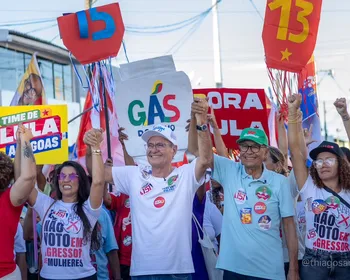 Renan Calheiros e Dr. Wanderley fazem caminhada com mulheres no Benedito Bentes