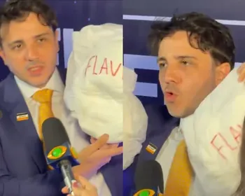 Renan Santos chega à coletiva com fraldas com nome de Lula e Flávio: “Fracassados e criminosos”