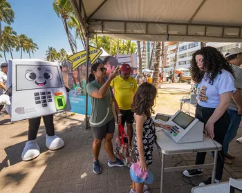“Rolê com a Pilili” leva urna eletrônica para treinamento na orla de Maceió