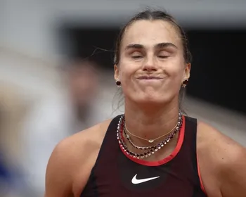 Sabalenka pausa jogo no US Open e reclama: “alguém está fumando maconha”