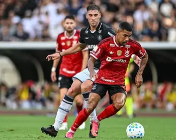 Samuel Lino decide de novo, Flamengo vence o Remo e assume liderança do Brasileirão