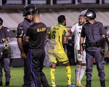Santos é denunciado no STJD após cusparada em Reinaldo e pode perder mando de campo