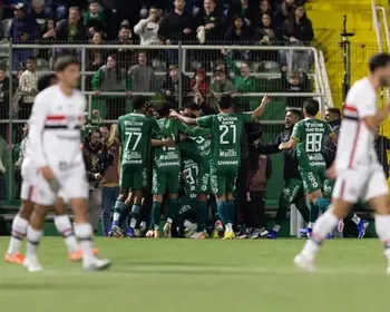 São Paulo perde para a lanterna Chapecoense e vive crise no Brasileirão