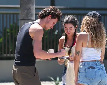 Shawn Mendes é abordado por fãs durante caminhada no Rio