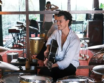 Shawn Mendes surge em estúdio no Brasil e fãs especulam possível lançamento