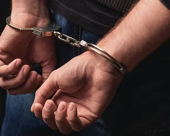 Suspeito de abusar da própria filha foge de casa e depois se entrega à polícia no Farol