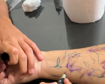 Tatuagens transformam cicatrizes em arte e mudam a vida das pessoas