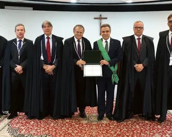 TCDF entrega Ordem do Mérito de Contas Ruy Barbosa ao presidente da Atricon