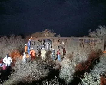 Tombamento de ônibus deixa sete mortos e 13 feridos