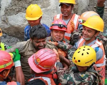 Trabalhadores são resgatados de túnel no Nepal após nove dias